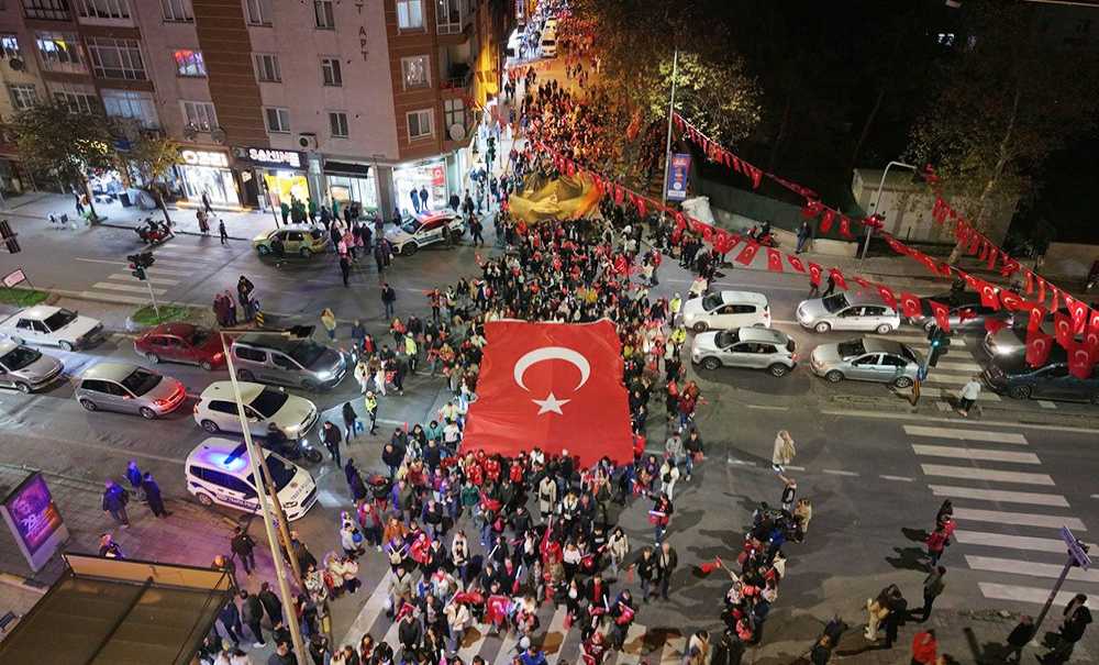 Binlerce Vatandaş Cumhuriyet İçin Yürüdü