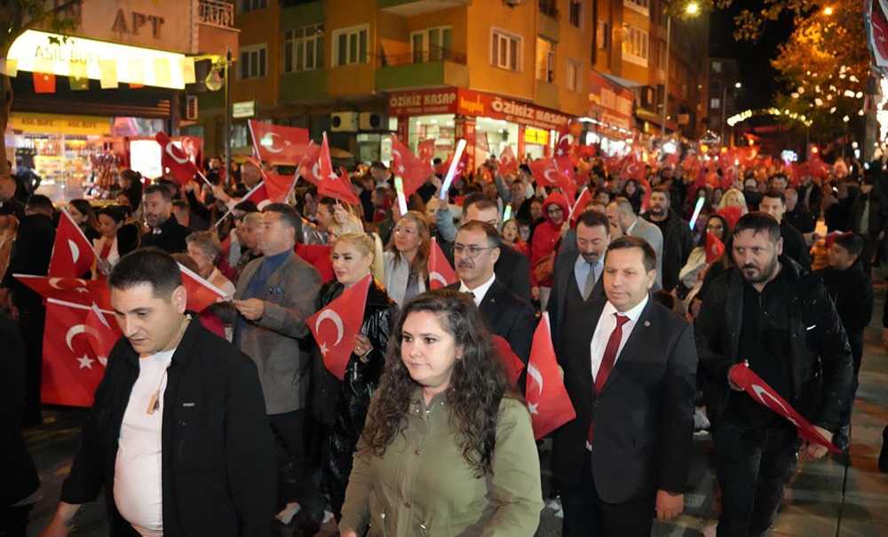 Binlerce Vatandaş Cumhuriyet İçin Yürüdü