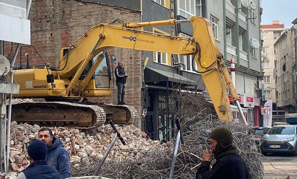 Bisikletçiler Meydanı'nda Eski Bina Yıkıldı