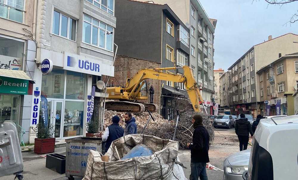 Bisikletçiler Meydanı'nda Eski Bina Yıkıldı