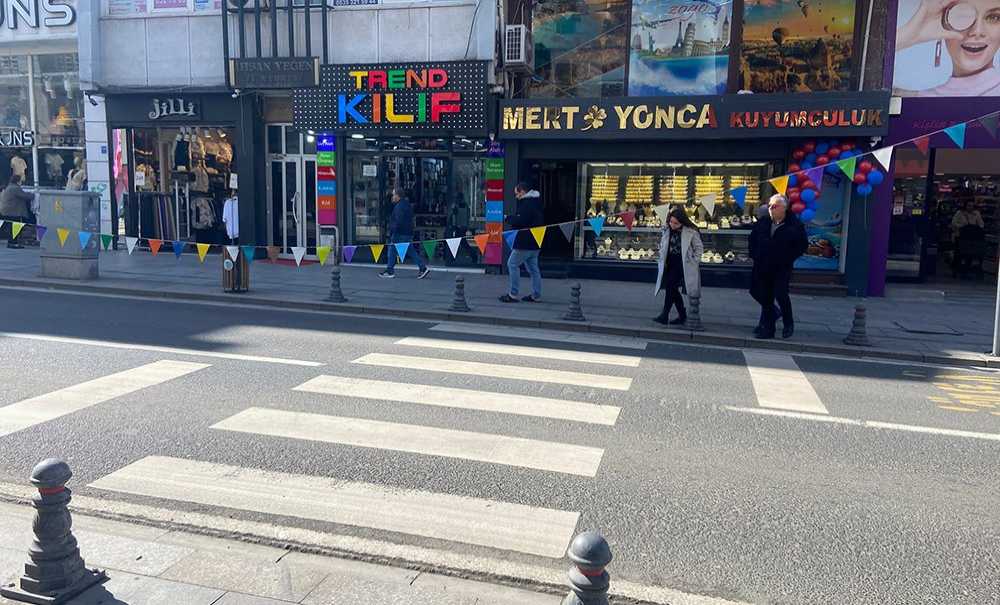 Bu Bayrakları Kim Astı?