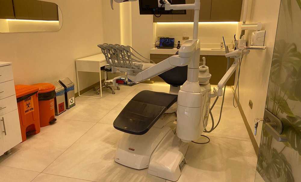 Buse Çolpan Di̇ş Poli̇kli̇ni̇ği̇ Açildi