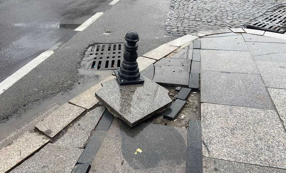 Büyükşehir Bu Kaldırımları Görmüyor Mu?