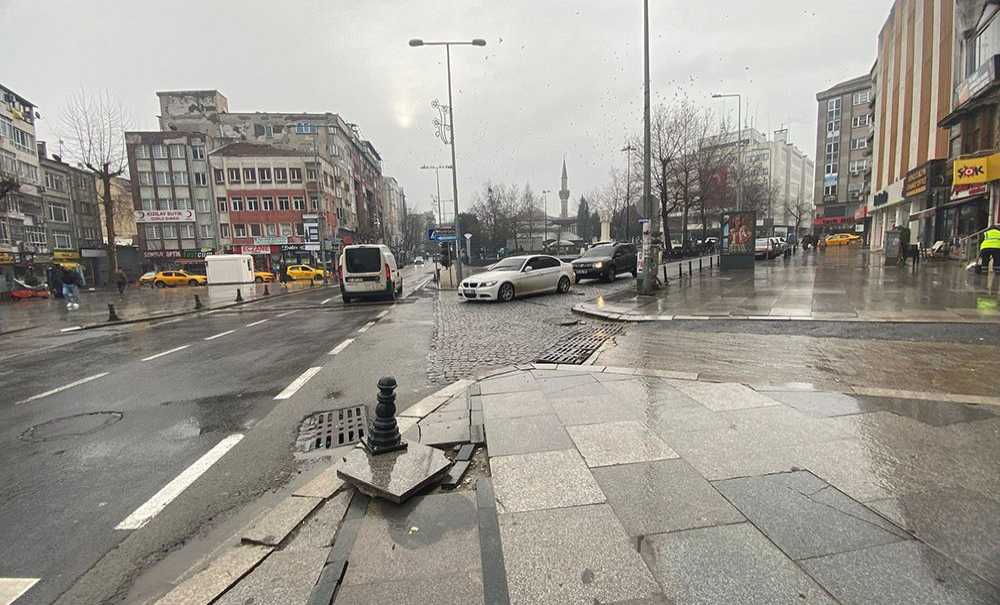 Büyükşehir Bu Kaldırımları Görmüyor Mu?