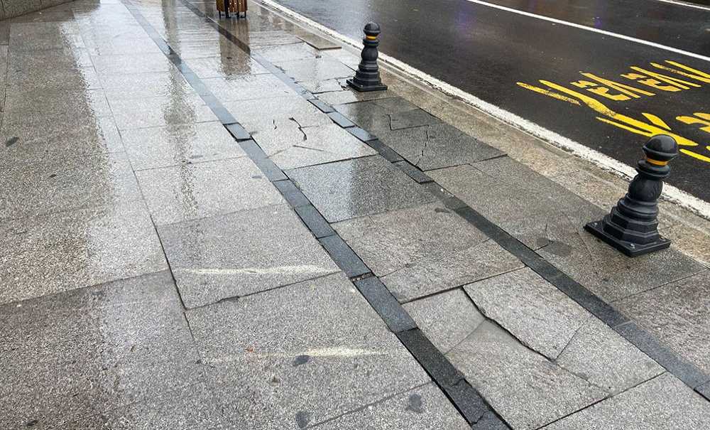 Büyükşehir Bu Kaldırımları Görmüyor Mu?