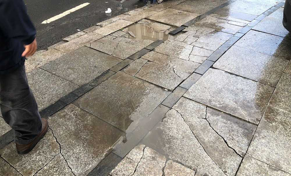 Büyükşehir Bu Kaldırımları Görmüyor Mu?