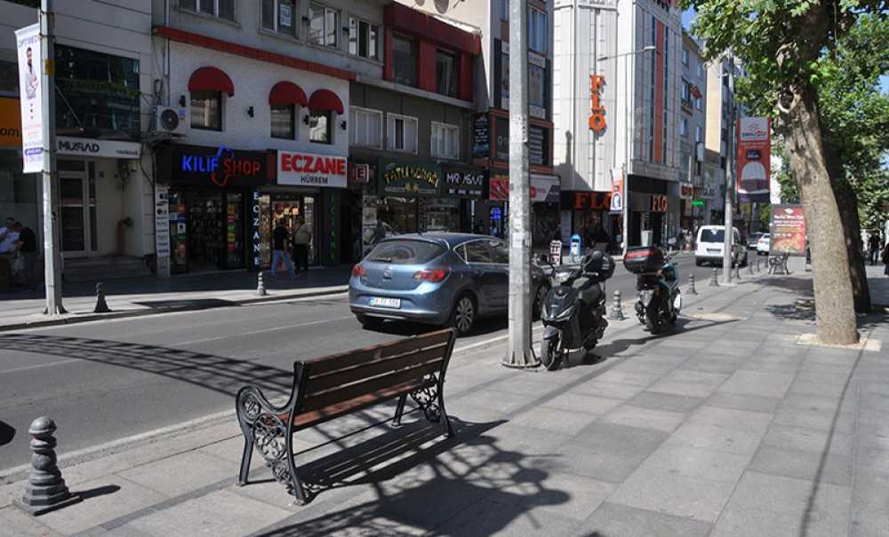 Cadde Manzaralı Banklar Gün İçinde Boş Kalıyor