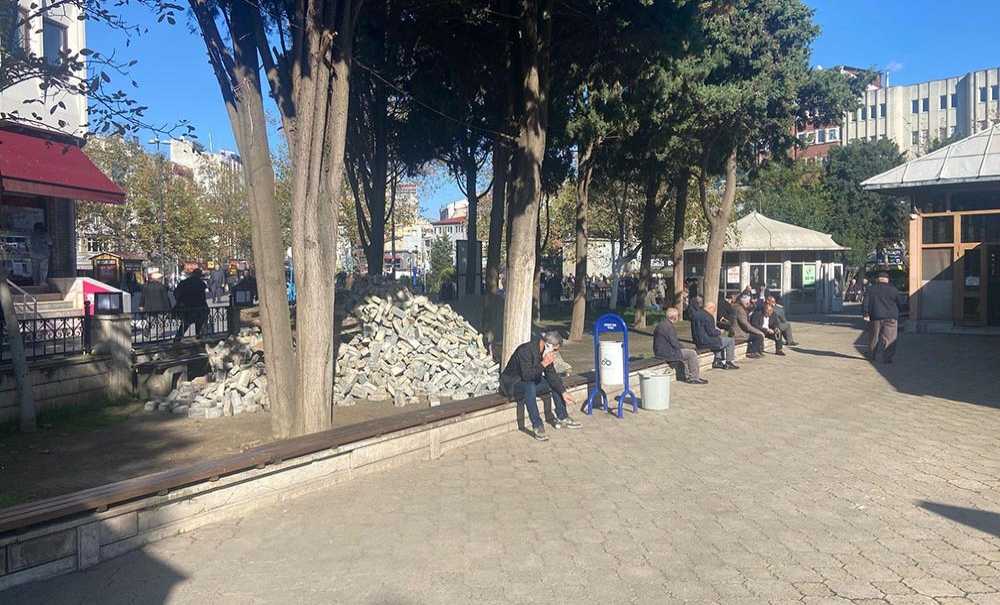 Caminin Bahçesine Parke Taşı Döşenecek