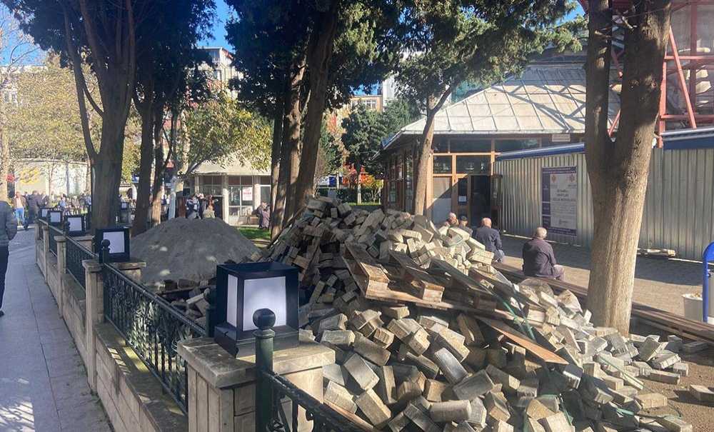 Caminin Bahçesine Parke Taşı Döşenecek