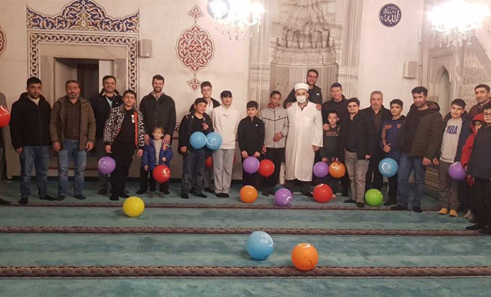 Cansuyu Derneği Camiye Gelen Çocukları Sevindiriyor