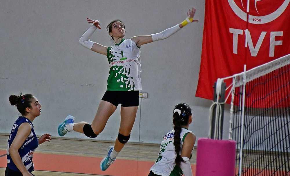 Çbsk Voleybol Takımı Ligi 4'Üncü Bitirdi