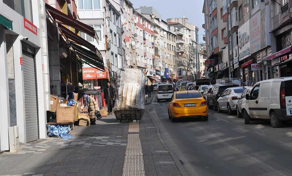 Çekçekçiler Kaldırımları Kapatıyor