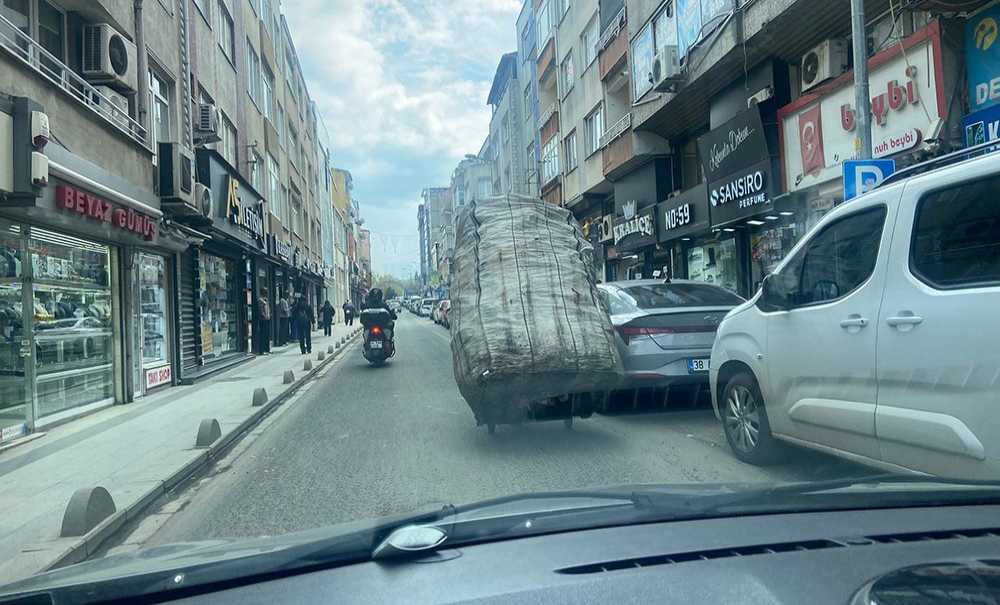 Çekçekçiler Şehir Merkezindeki Trafiği Aksatıyor