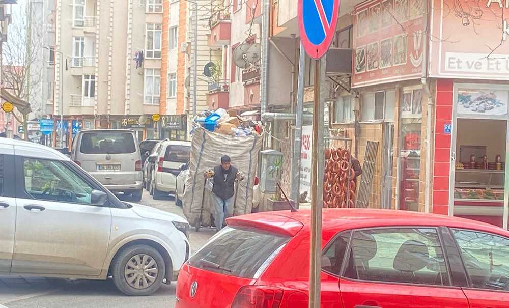 Çekçekçiler Şehir Merkezindeki Trafiği Aksatıyor