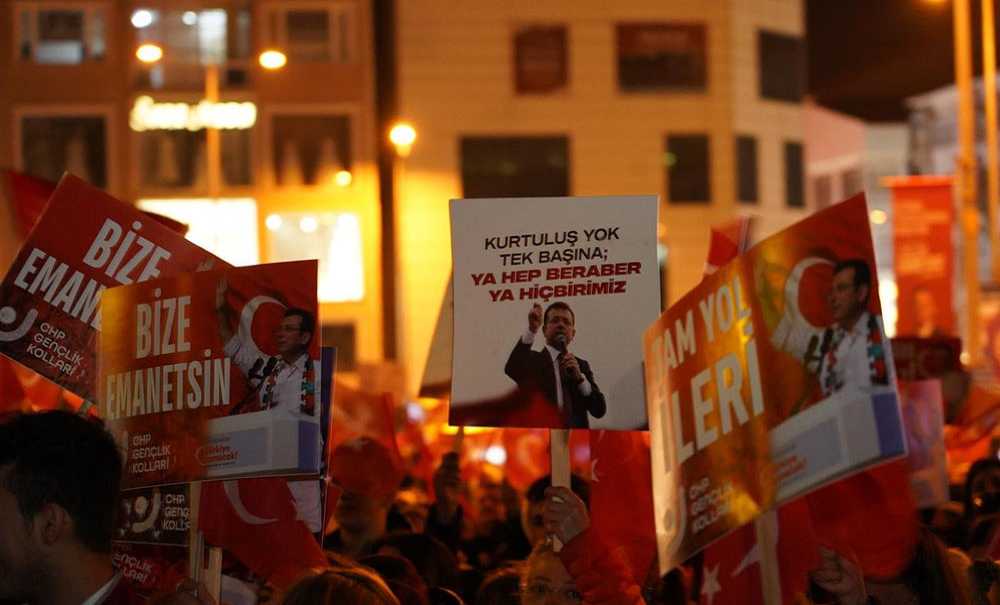 Ceketi Çıkarıp, Kolları Sıvadı