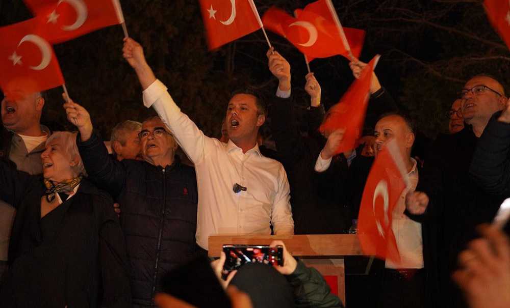 Ceketi Çıkarıp, Kolları Sıvadı