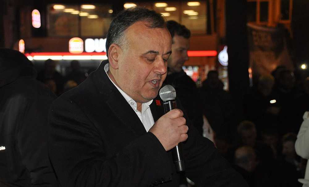 Ceketi Çıkarıp, Kolları Sıvadı