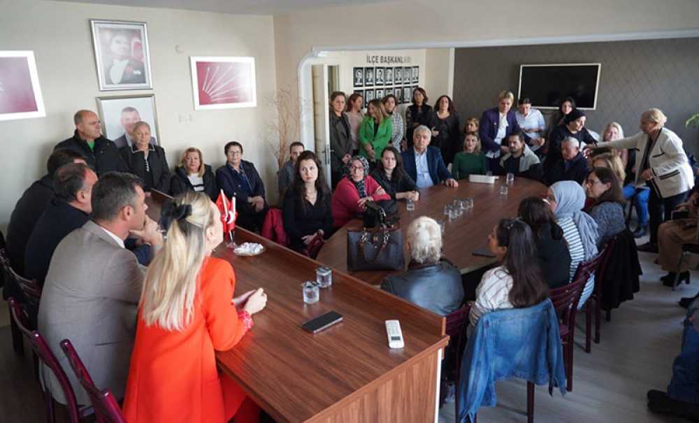 Chp'de Yeni Üyelere Rozetleri Takıldı