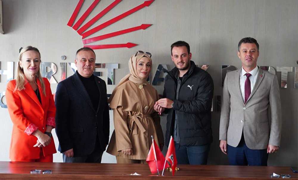 Chp'de Yeni Üyelere Rozetleri Takıldı