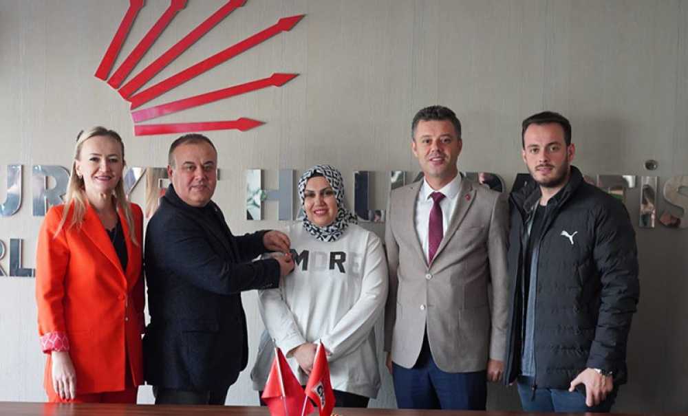 Chp'de Yeni Üyelere Rozetleri Takıldı