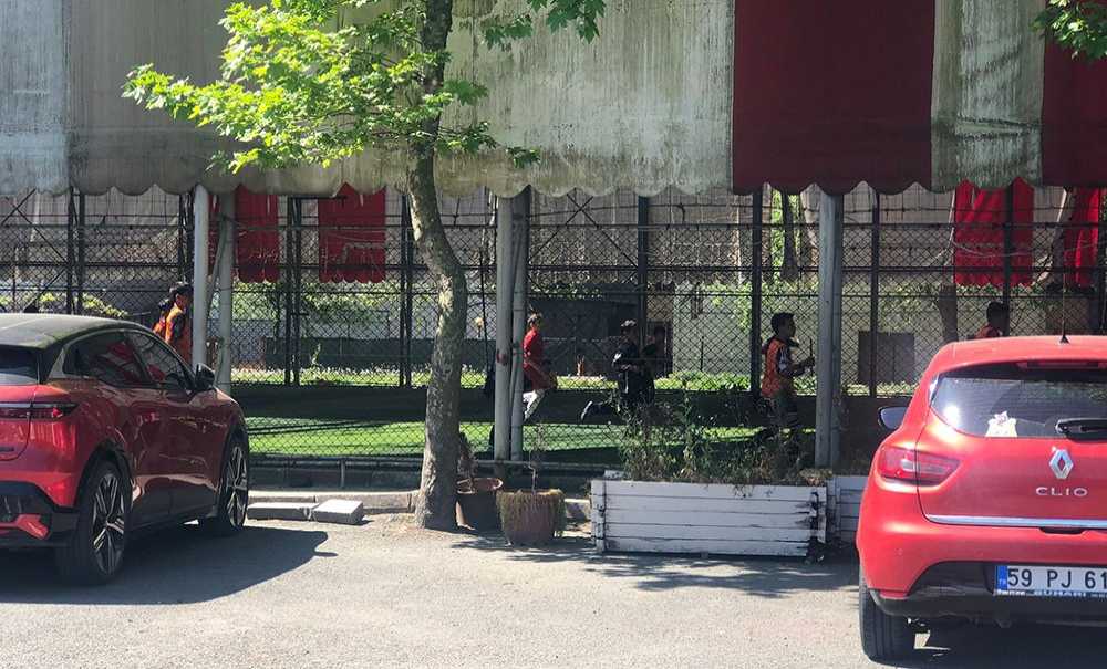 Çocuklar Delik Deşik Sahada Top Oynuyor!