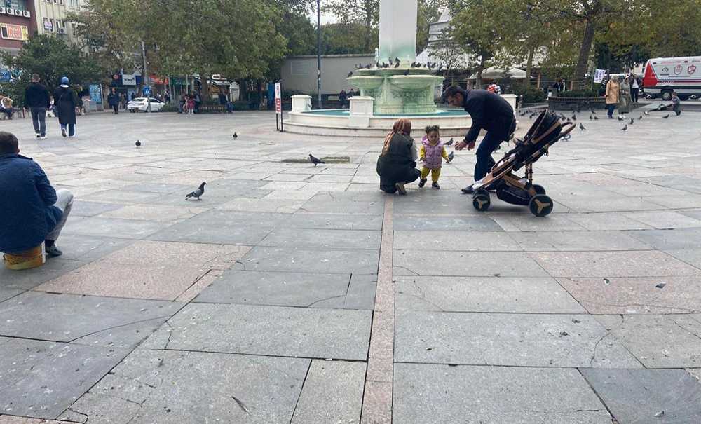 Çocuklar Kuş Pisliklerinin İçinde Oynuyor