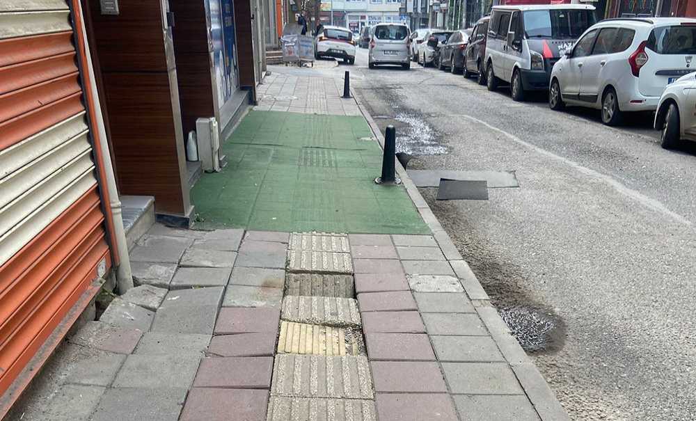 Çöken Kaldırımlar Yapılmayı Bekliyor