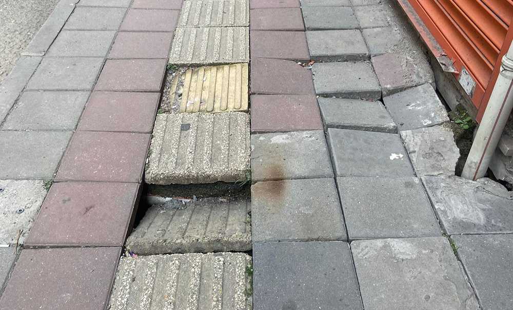 Çöken Kaldırımlar Yapılmayı Bekliyor