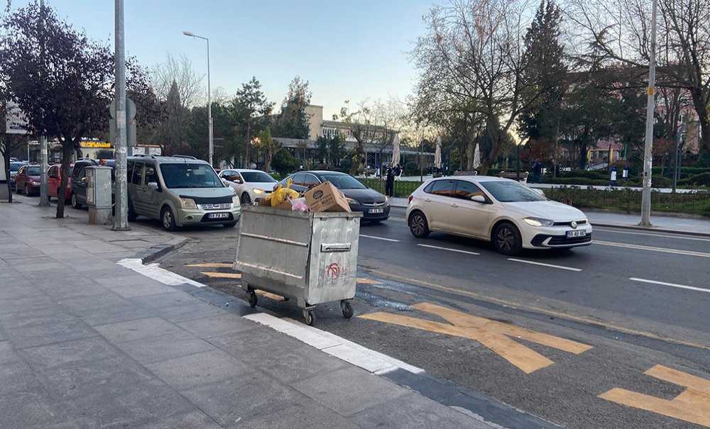 Çöp Kutusunun Durak Ortasında Ne İşi Var?