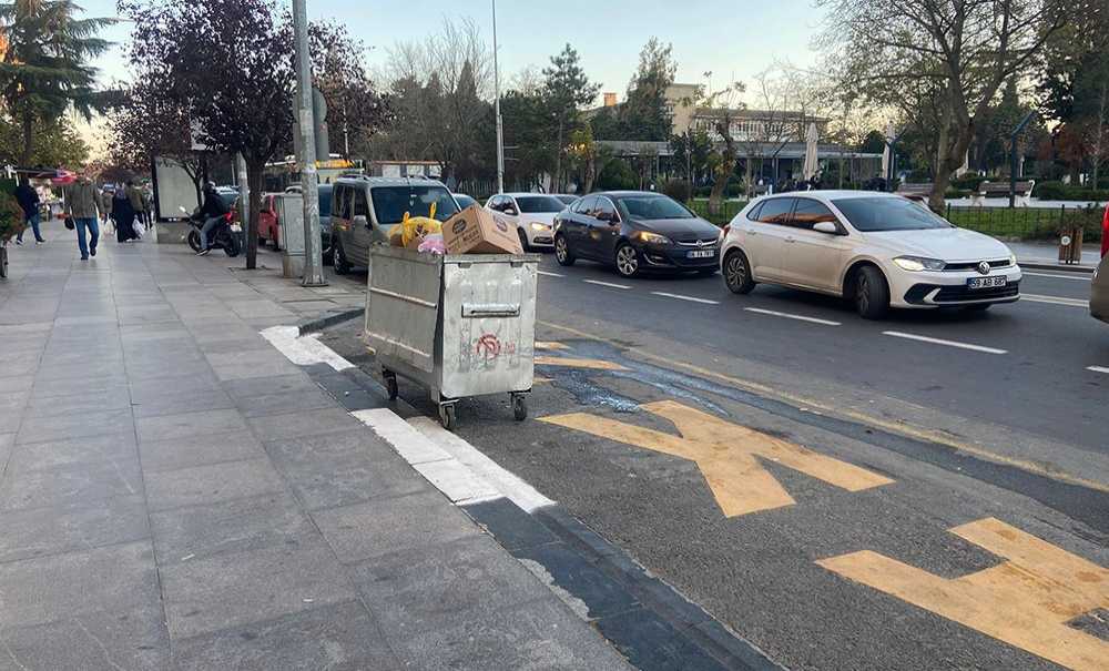 Çöp Kutusunun Durak Ortasında Ne İşi Var?