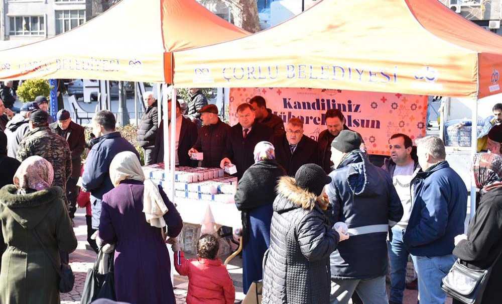 Çorlu Belediyesi Kandil Simidi Dağıttı