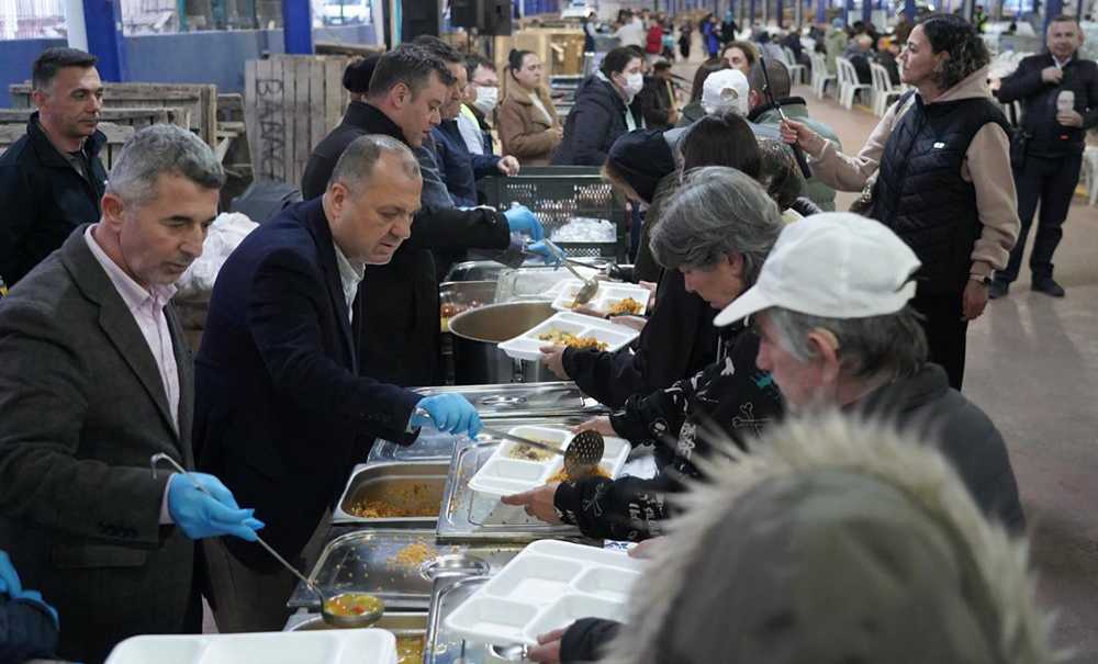 Çorlu Belediyesi'nin İftar Sofrası Bu Kez Pazar Yerinde Kuruldu
