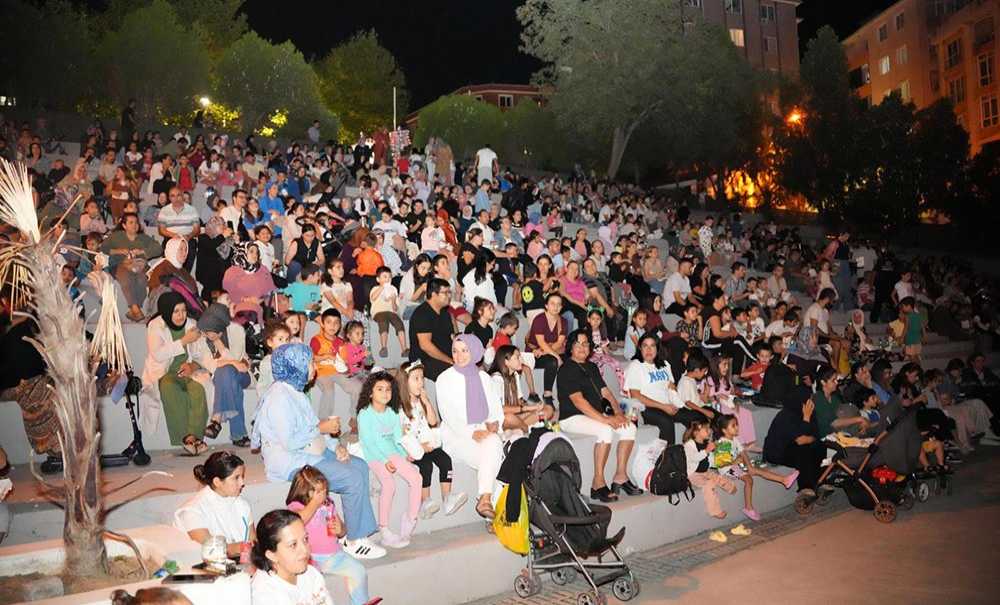 Çorlu'da Açık Hava Sinema Keyfi Sürüyor