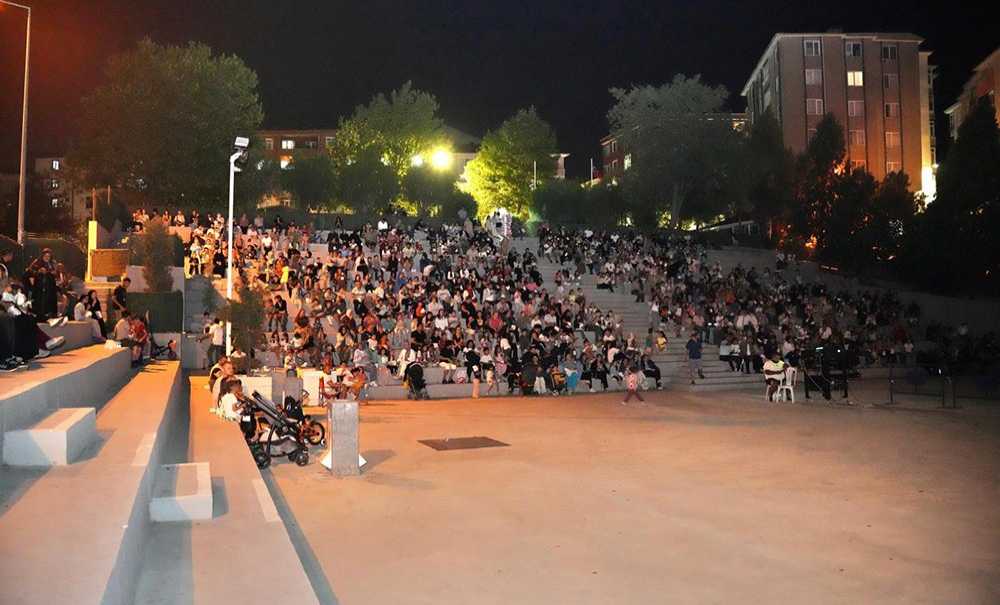 Çorlu'da Açık Hava Sinema Keyfi Sürüyor