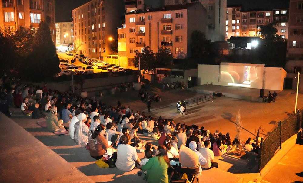 Çorlu'da Açık Hava Sinema Keyfi Sürüyor