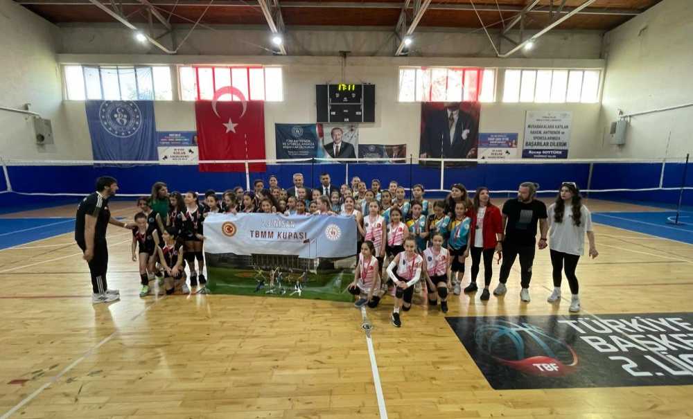 Çorlu'da Mini Voleybol Turnuvası Düzenlendi