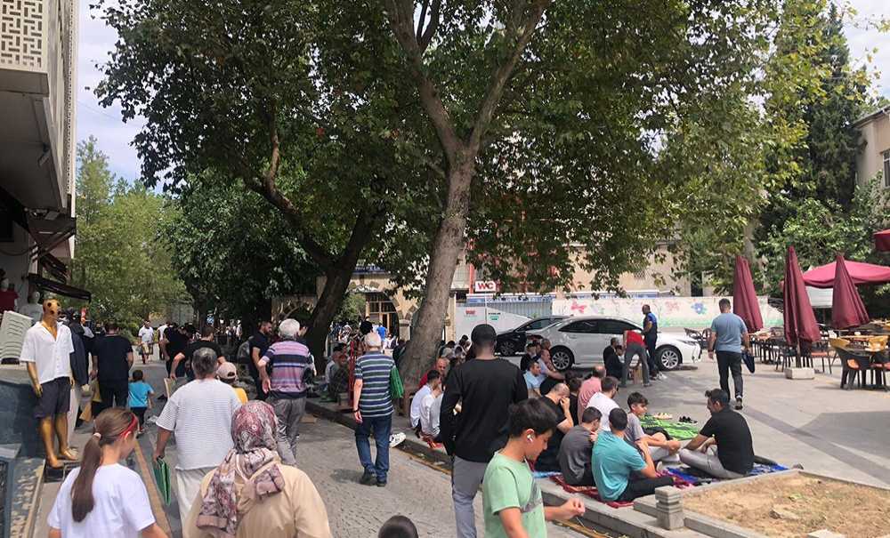 Cuma Namazı Dışarı Taştı