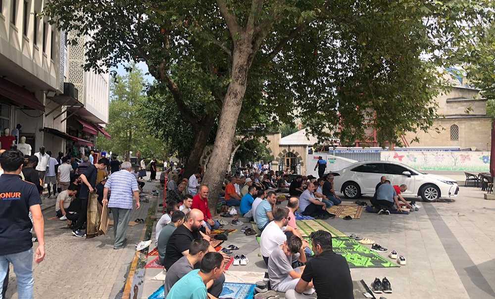 Cuma Namazı Dışarı Taştı