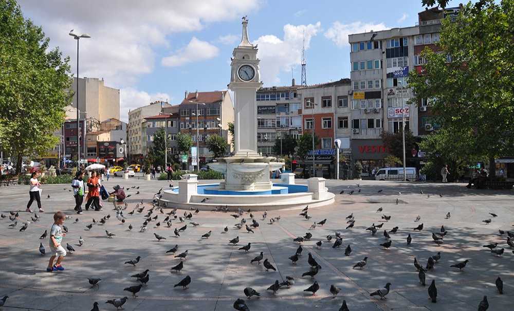 Cumhuriyet Meydanı'na Kuş Besleme Bölümü Yapıldı