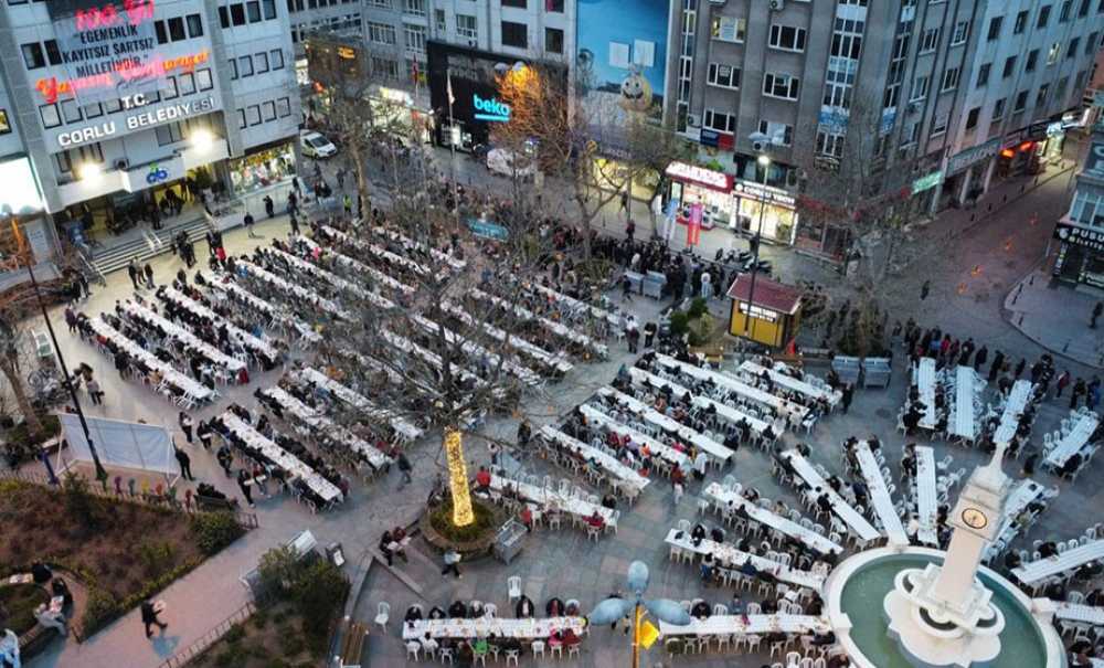 Cumhuriyet Meydanı'nda İftar Yemeği Düzenlendi