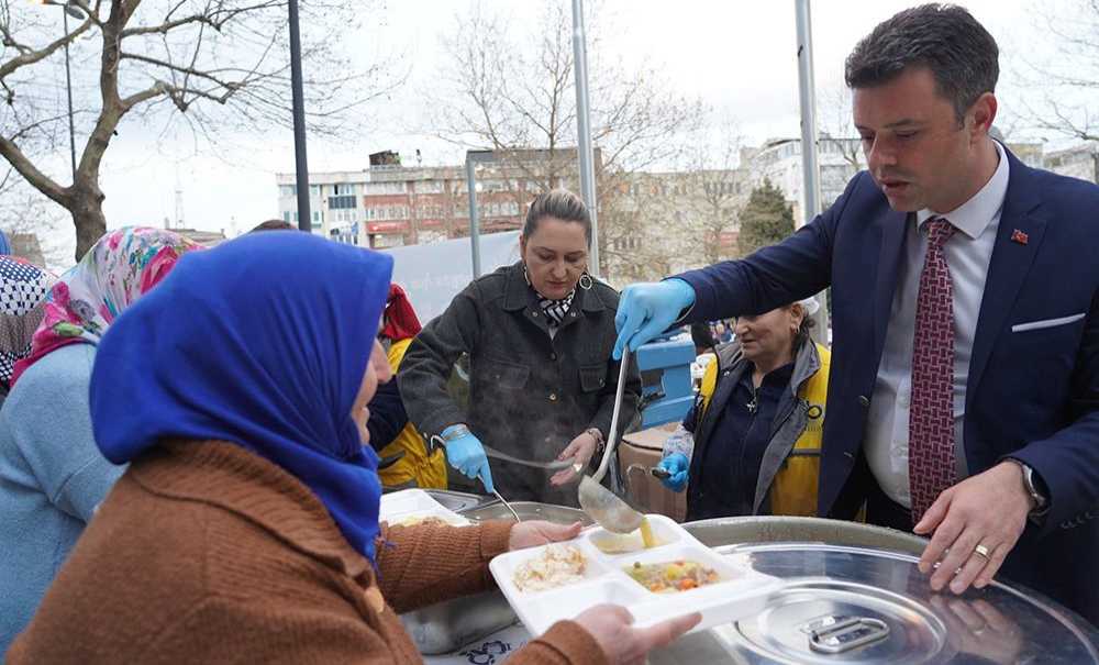 Cumhuriyet Meydanı'nda İftar Yemeği Düzenlendi