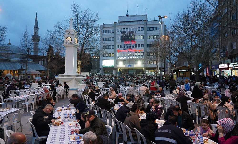 Cumhuriyet Meydanı'nda İftar Yemeği Düzenlendi
