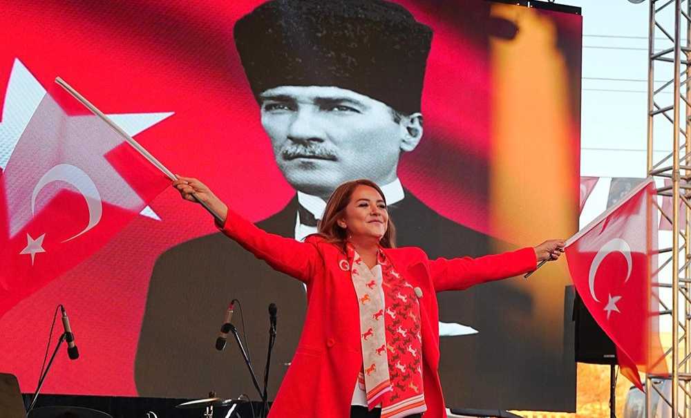 “Cumhuriyetin Işığıyla Aydınlanıyoruz, Gururla Yürüyoruz”