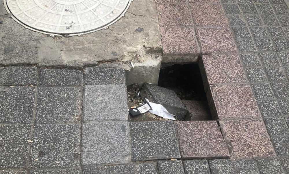 Defalarca Çöken Kaldırım Yine Çöktü