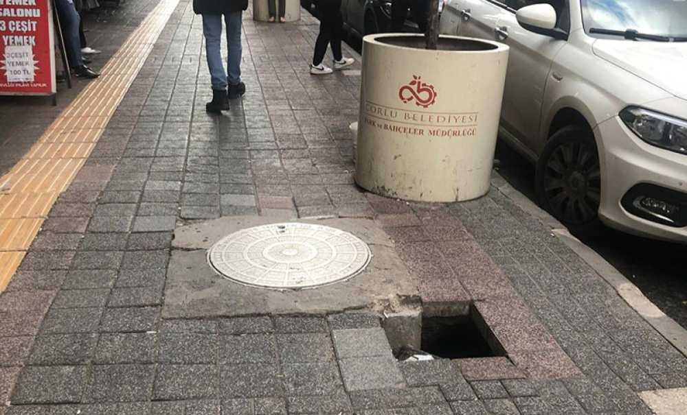 Defalarca Çöken Kaldırım Yine Çöktü