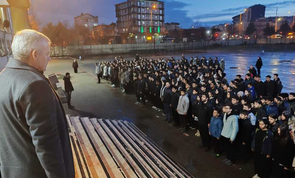 Depremde Hayatını Kaybedenler İçin Saygı Duruşunda Bulunuldu