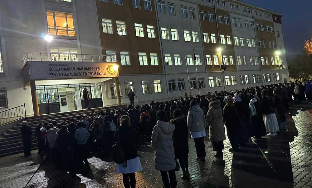 Depremde Hayatını Kaybedenler İçin Saygı Duruşunda Bulunuldu