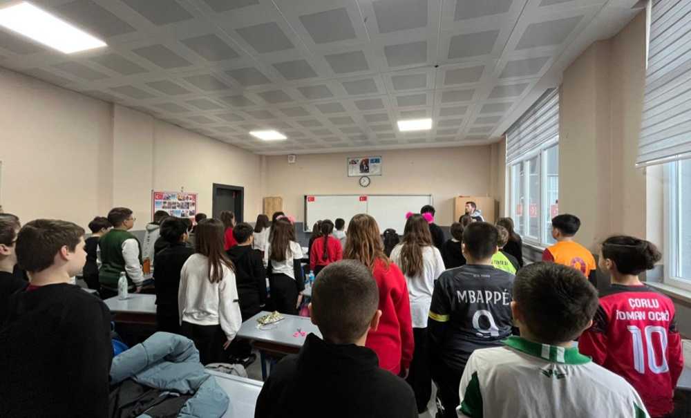 Depremde Hayatını Kaybedenler İçin Saygı Duruşunda Bulunuldu