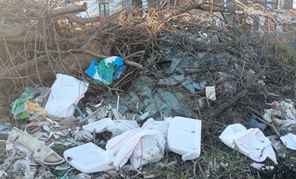 Dere Ve Etrafı Pislik İçinde!