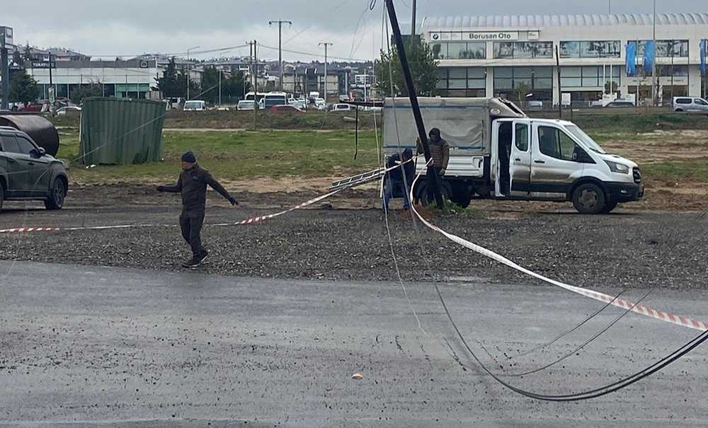 Di̇rek Yan Yattı, Teller Yolu Kapattı